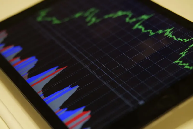 Noise as Oracle: The Online Communities Reading Fortunes in Financial Static